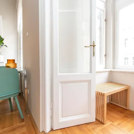Apartment Elegant,bright,best Location *